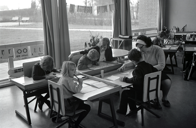 811130 Afbeelding van enkele kinderen in de leslokaal van de Mytylschool (school voor lichamelijk en meervoudig ...